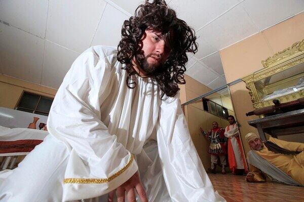 El enfermero William Madrigal Brenes sufrió un accidente de tránsito en el 2017 que lo dejó en coma y con muy pocas posibilidades de vida, sin embargo, al tercer día despertó. En la foto con su esposa Angie Hernández Garita