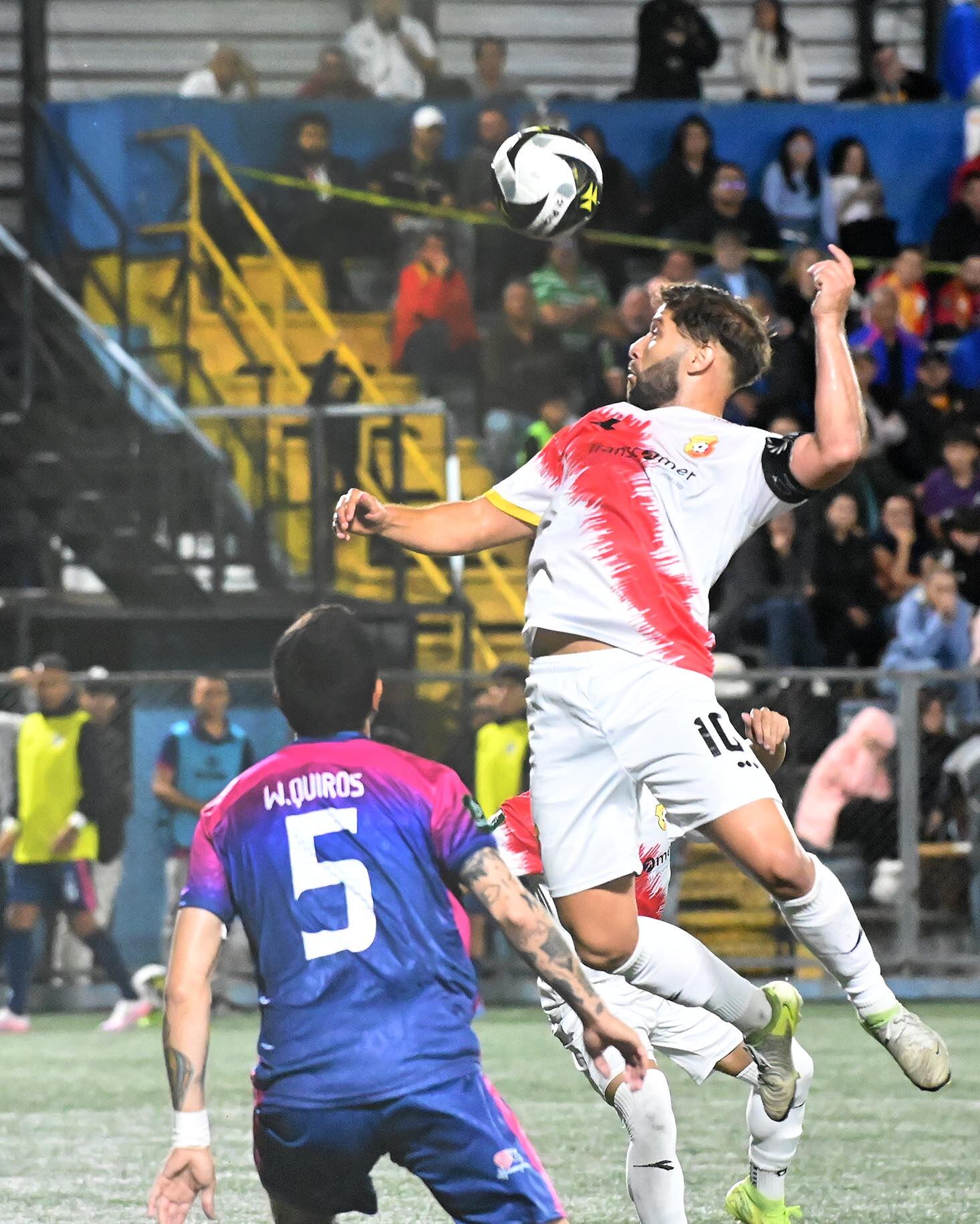 24 de julio del 2025. Estadio Colleya Fonseca, Guadalupe. 20:00 hras. Juego inaugural del Torneo de Apertura 2025 del Campeonato Nacional de Futbol de la Primera División. Guadalupe FC se enfrentó al Club Sport Herediano en juego que finalizó con empate sin goles. En la foto: Ambiente general del juego y algunos acciones importantes durante el partido. Foto: Albert Marín.