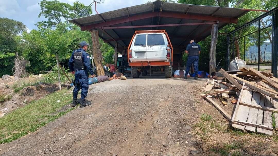 Los sospechosos fueron sorprendidos cuando estaban en una especie de taller. Foto MSP.