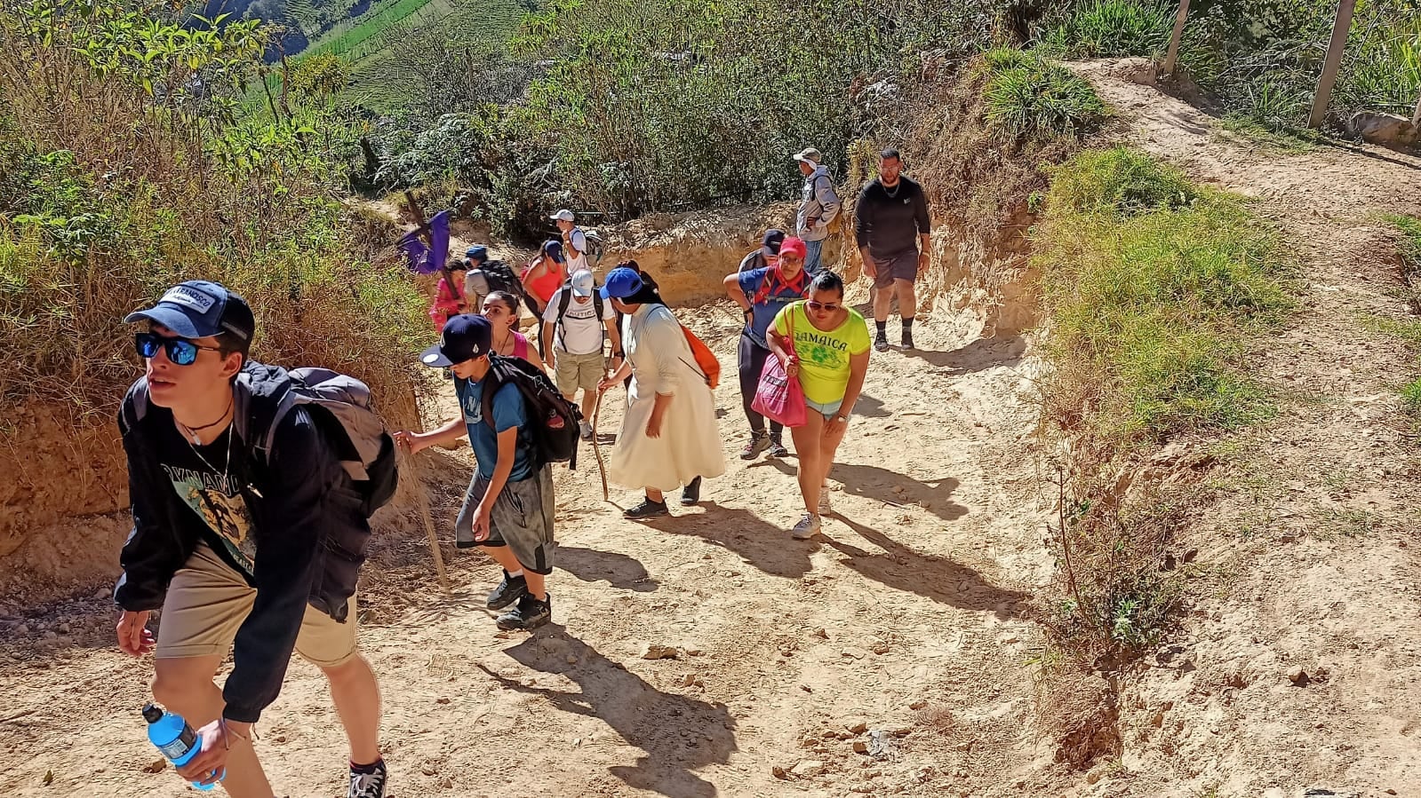 A puro sudor, esfuerzo y caídas, nos aventuramos a subir a la cruz de Alajuelita en su viacrucis