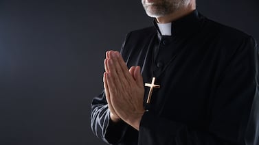 Polémica en la Iglesia: suspenden a cura que suspendió misa por una razón indignante