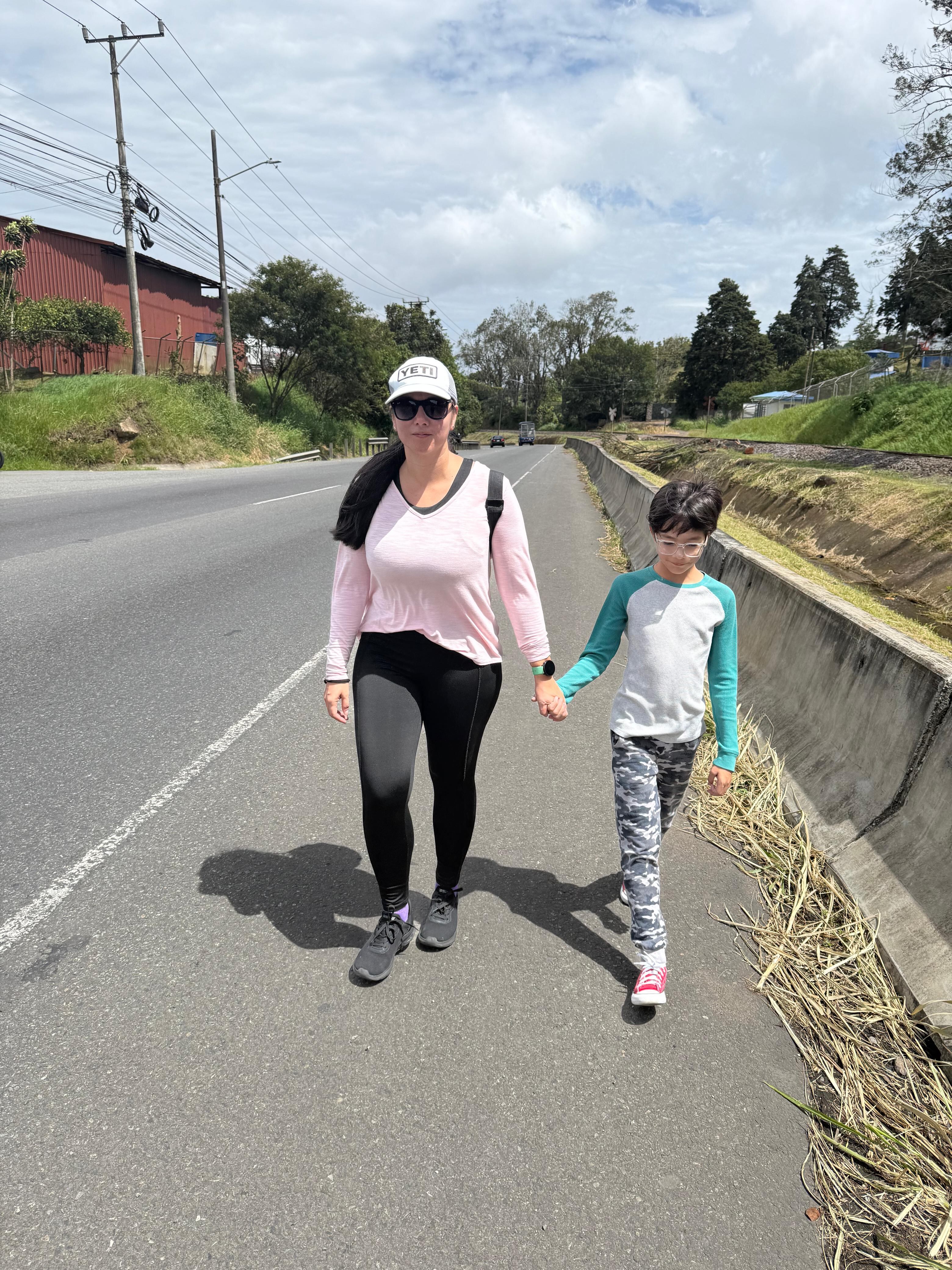El domingo 20 de julio del 2025 los romeros comenzaron a llegarle a  la Negrita de Cartago.  En la foto doña Esther Tencio y su hijo Ignacio Vargas de 10 años subieron pura vida Ochomogo.