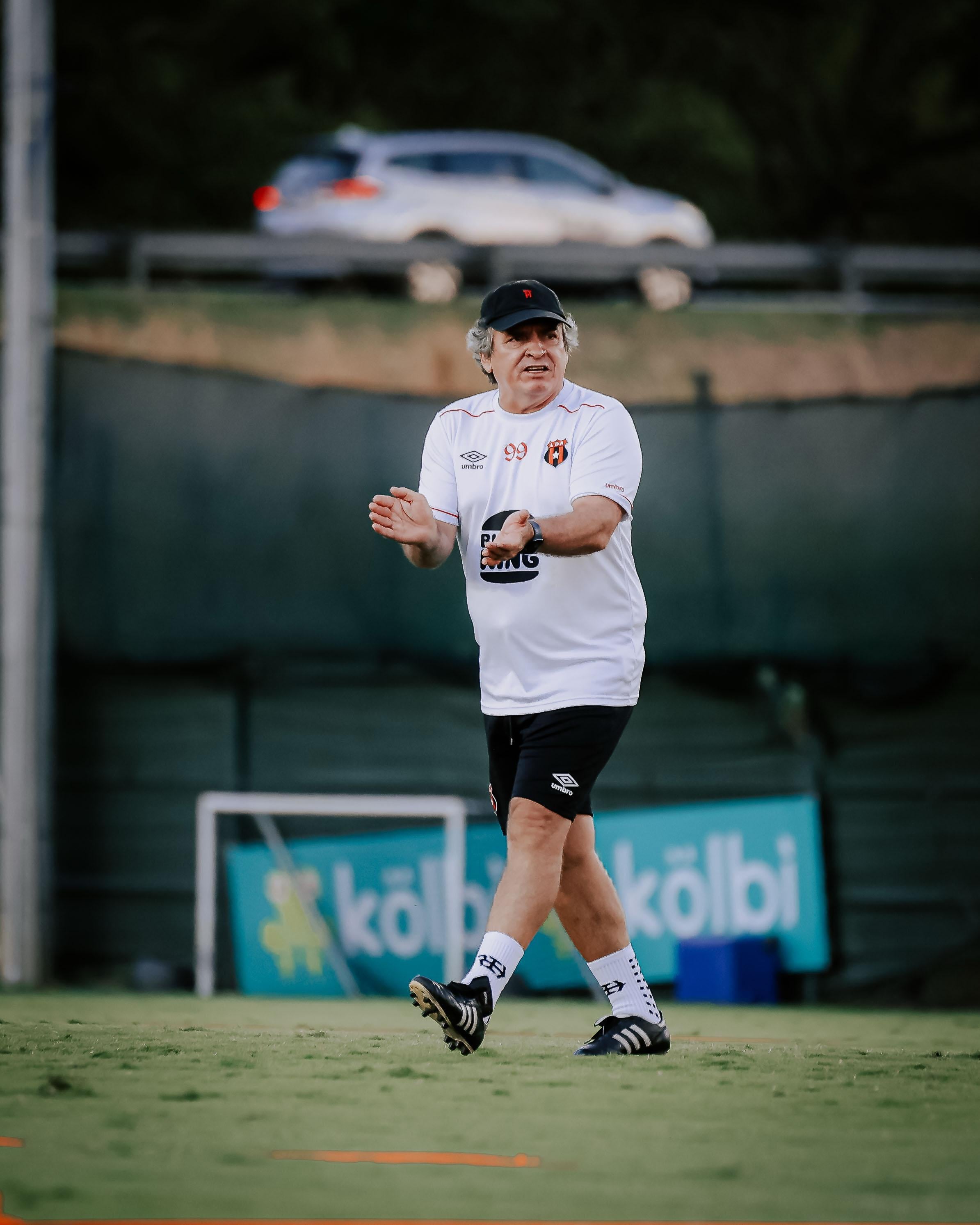 Óscar Ramírez está debidamente inscrito para dirigir en el banquillo de Alajuelense. Prensa LDA.