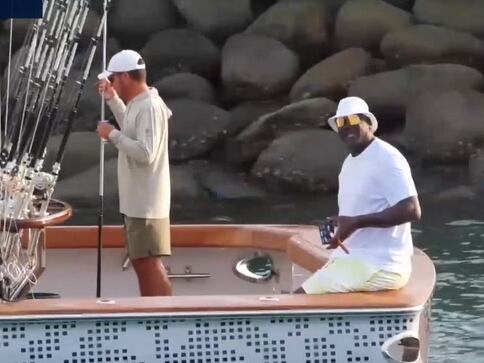 Michael Jordan subido en su bote Catch 23 durante el torneo de pesca en el que participó en Quepos.