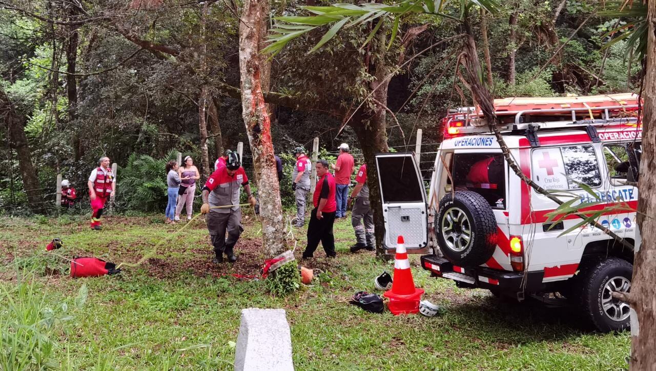 Las personas fueron arrastradas por el río en San Rafael de Heredia. Foto Cruz Roja.