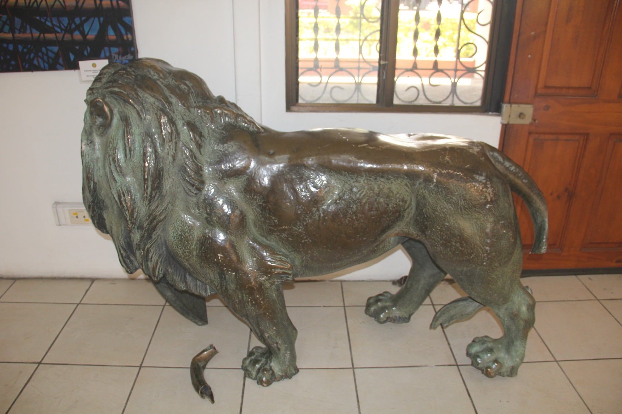 Cuantiosos daños sufrió el león de bronce de la estatua de León Cortés Castro luego del violento choque que el conductor de un pick up tuvo contra la estructura. Foto: ICODER