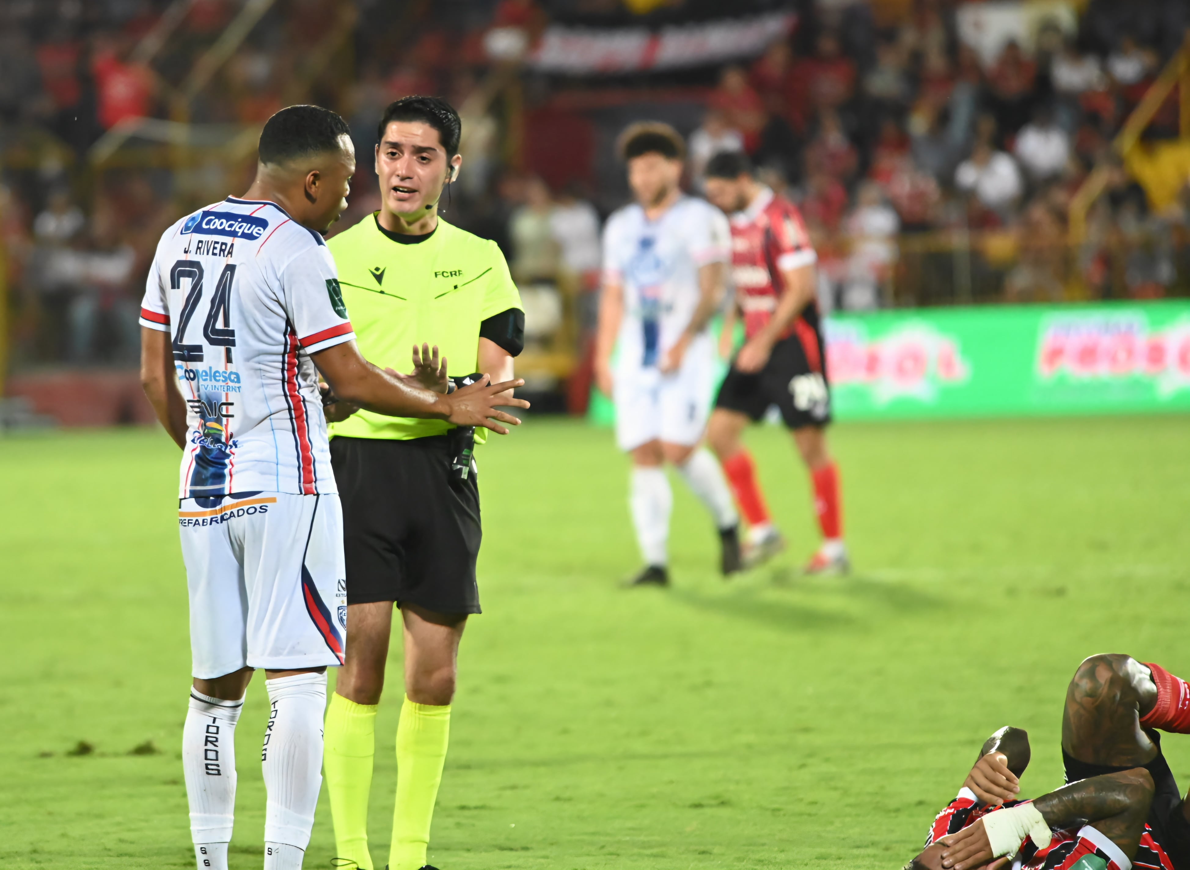 23 de agosto de 2026. Estadio Alejandro Morera Soto. 18:00 hrs. La Liga Deportiva Alajuelense juega contra la Asociación Deportiva San Carlos en partido correspondiente a la jornada 5 del Torneo de Apertura de la Liga Promérica. Otro dato relevante del juego es el retiro oficial del delantero Jonathan McDonald del fútbol. En la foto: Ismael Rescalvo técnico de la liga y Walter Centeno de San Carlos. Retiro del jugador Jonathan Mcdonald. Jugadas relevantes del partido. Foto: Albert Marin