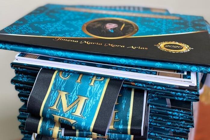 Atendiendo las recomendaciones de papás, estudiantes y los mismos educadores, así como las juntas administrativas, el ministerio de Educación confirma, siempre de la mano con el ministerio de Salud, que se va permitir que papá y mamá (dos adultos) vayan a la graduación de su hijo.