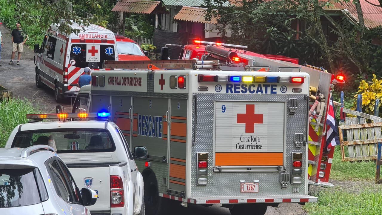 La mujer de años fue rescatada tras caer a una quebrada en San Miguel de Turrucares. Foto Cruz Roja.