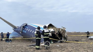 Tragedia en Navidad: se estrella avión en Kazajistán, mueren decenas y sobreviven al menos 30