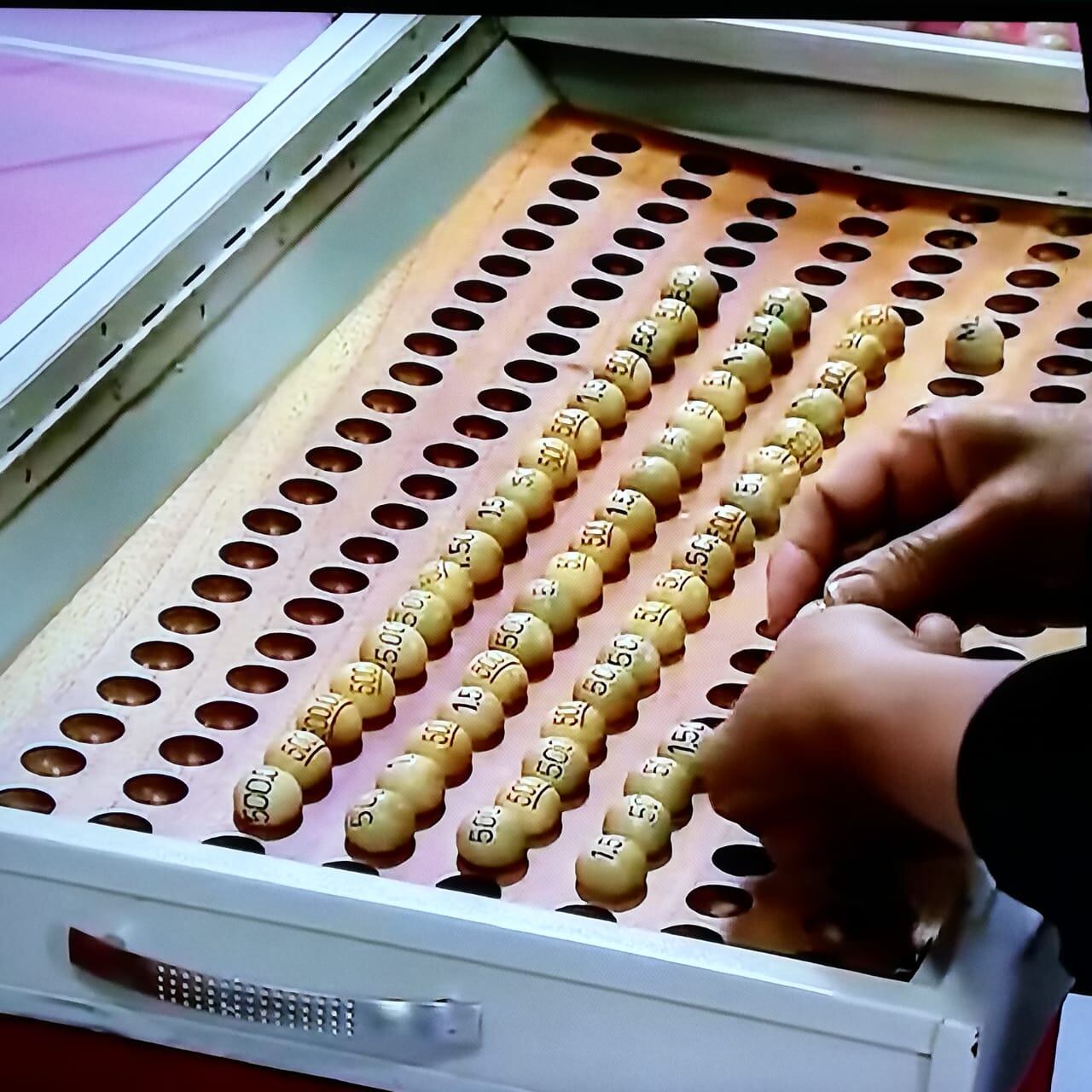 La tómbola de los premios se eschochó justo empezando el segundo sorteo extraordinario de consolación de la Junta de Protección Social, que tuvo un premio mayor de 300 millones de colones, este 27 de diciembre del 2020