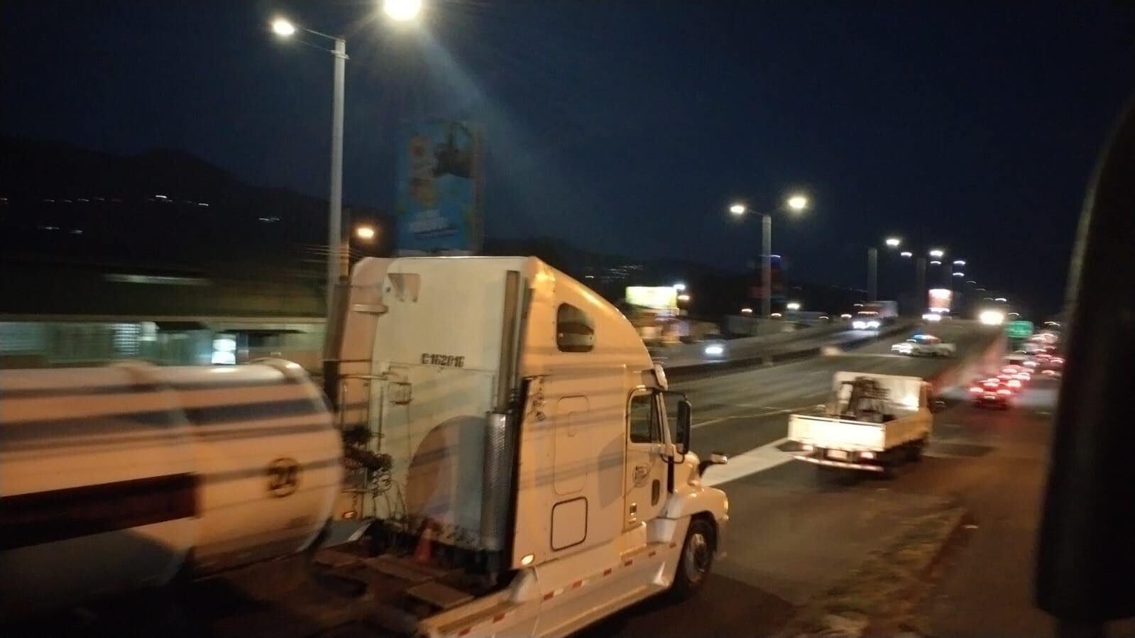 El paso por Circunvalación en Hatillo 3 fue cerrado por el accidente. Foto Metrocoop oficial.