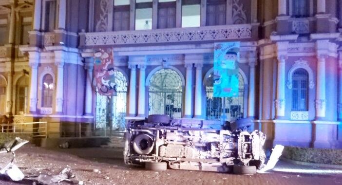Vuelco de carro al frente del edificio de Correos de Costa Rica en San José. Foto Policía Municipal de San José.