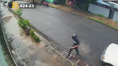 Casco y forma de correr delatan a sospechoso de asesinar a un hombre