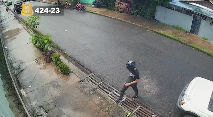 El principal sospechoso de acabar con la vida de Edwin Acevedo Miranda, de 41 años, quedó grabado y es buscado por las autoridades judiciales. Foto: OIJ