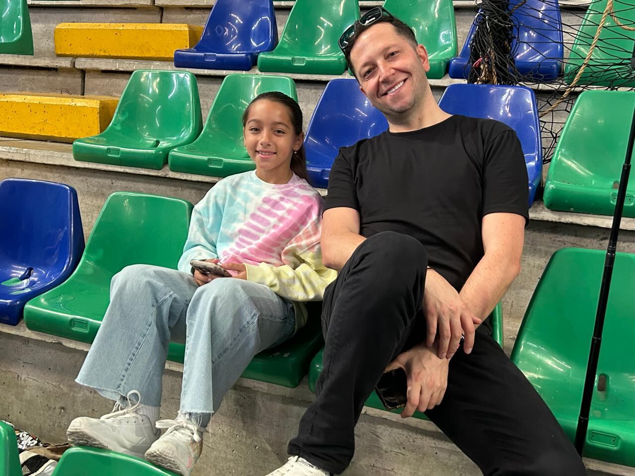 Toni Costa con su hija Alaia en el BN Arena.