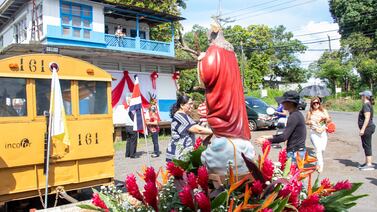 El Sagrado Corazón de Jesús anduvo en tren en la tradicional pasada de Orotina, vea las mejores fotos