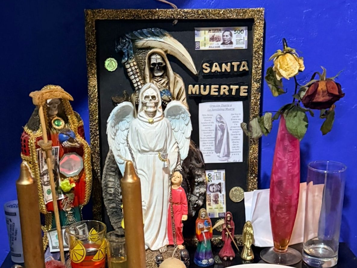 La Santa Muerte, altar en la casa de Gordo Julio.