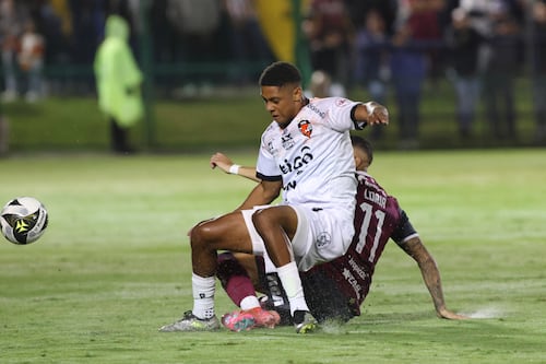 VAR vuelve a fallar en una jugada de penal en partido de Saprissa