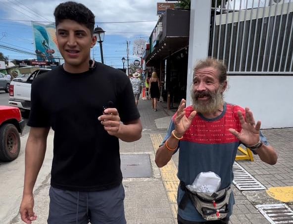 Jonathan Castro MX, es un creador de contenido mexicano que se dedica a repartir dinero a los vendedores ambulantes de Costa Rica.