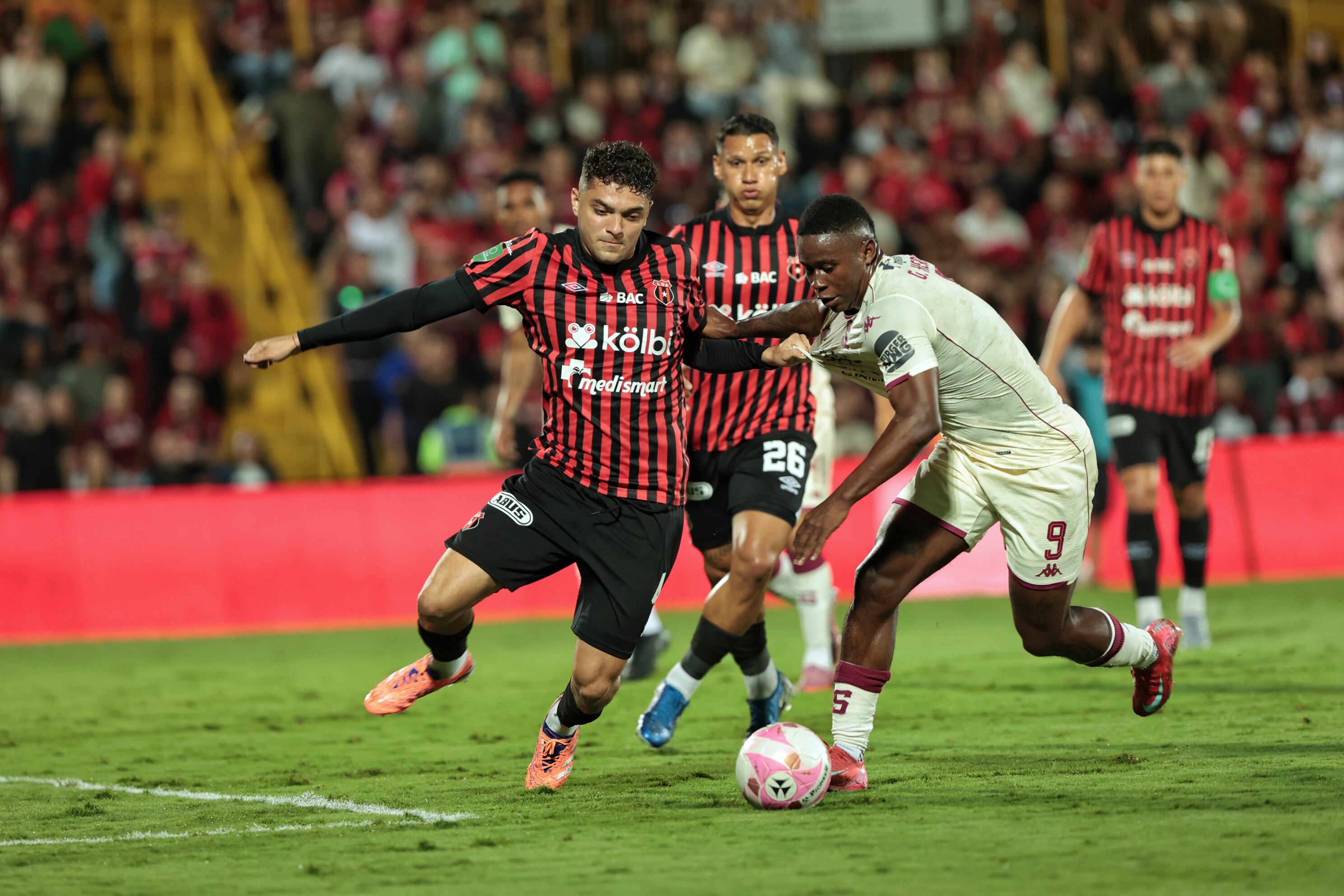 19/10/2025/ Juego entre Liga Deportiva Alajuelense vs Deportivo Saprissa por la jornada 13 del torneo apertura de la Liga Promerica en el estadio Alejandro Morera Soto / foto John Durán