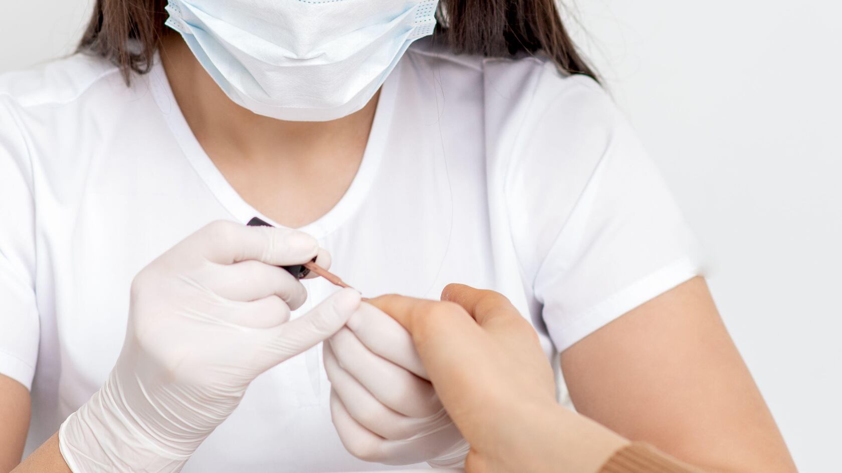 Manicuristas en Costa Rica relatan en TikTok cómo la prohibición de esmaltes con TPO y DMTA afectó su trabajo y las llevó a desechar decenas de productos.