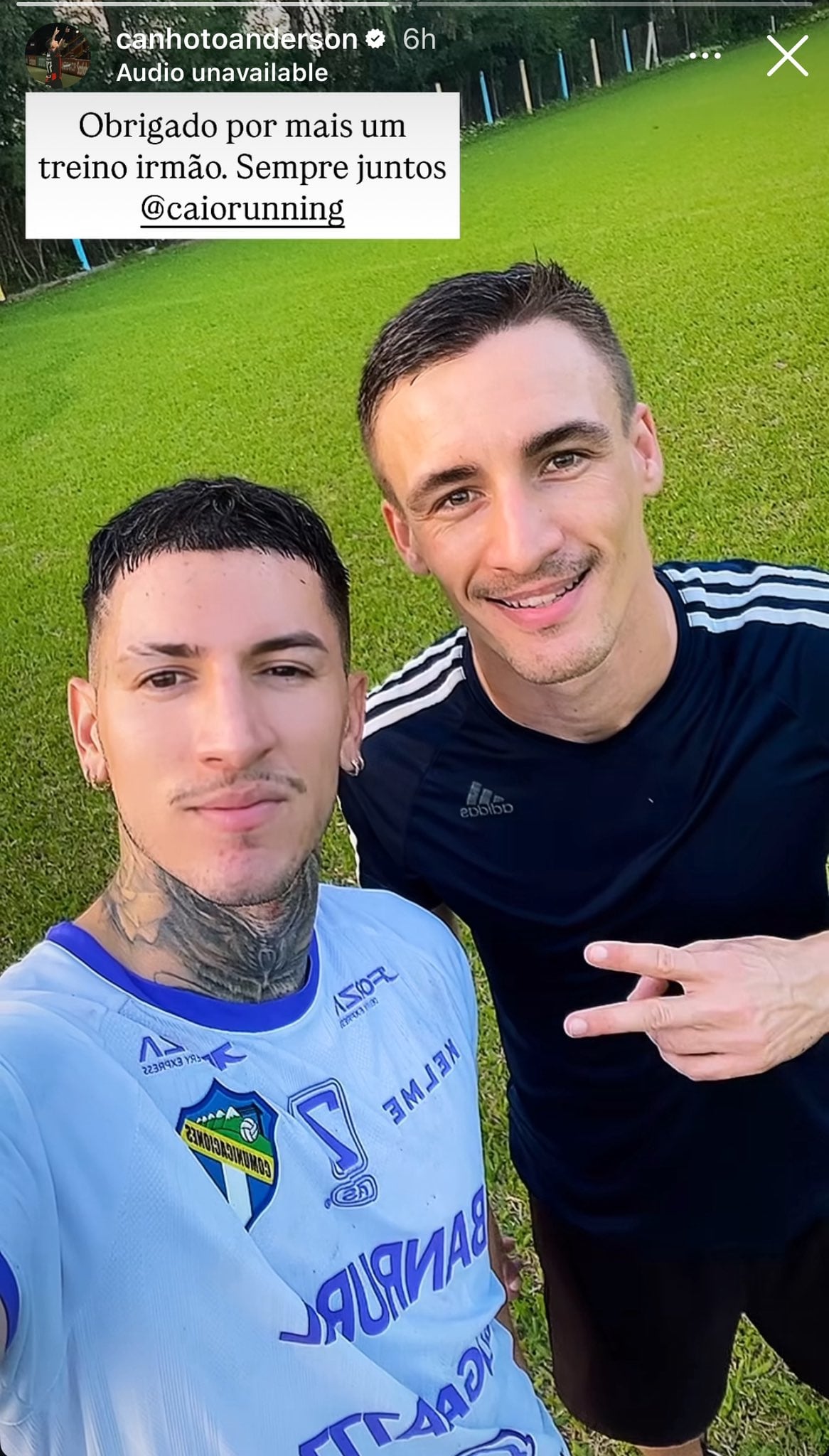 Anderson Canhoto se apareció con la camiseta del Comunicaciones.