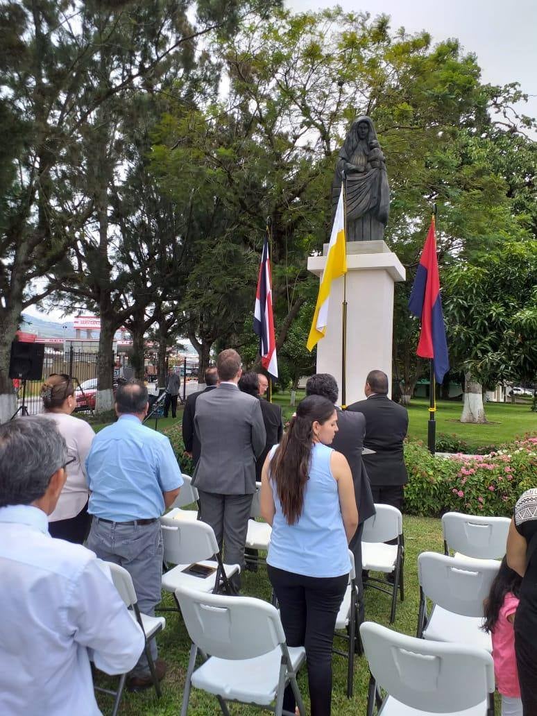 El escultor costarricense, Luis Alonso Ramírez Ramírez, tiene un proyecto que se llama “Desde el origen”, el cual le regala una réplica casi exacta de la virgen de Los Ángeles a las comunidades del país que estén dedicas a ella.