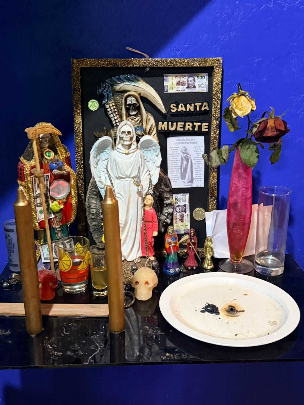 La Santa Muerte, altar en la casa de Gordo Julio.