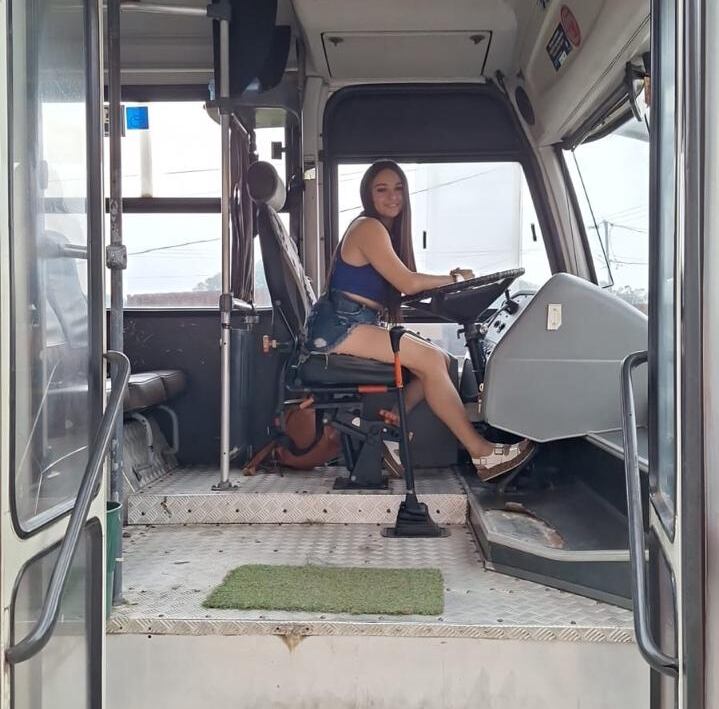 Paula Quirós Nuñez es una vecina de Alajuela de 27 años que maneja bus