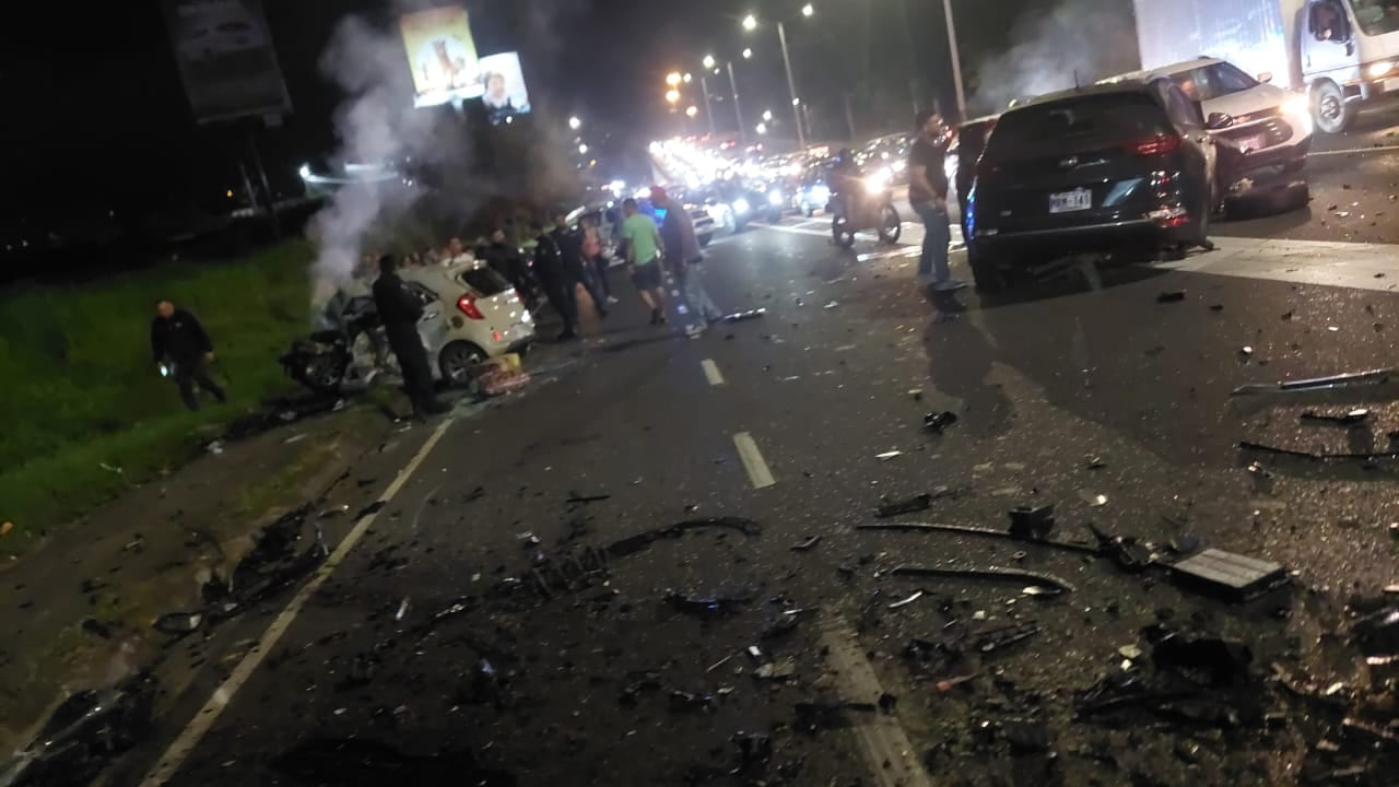 La imagen muestra restos del accidente entre tres vehículos y una moto en Zapote, en la vía de Circunvalación.