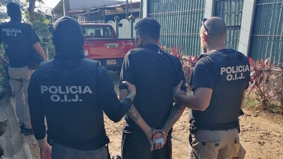 Dos sujetos de apellidos Marín, de 35 años, y otro de apellido Elizondo, de 29 años, fueron detenidos en Pérez Zeledón por ser sospechosos de matar a un hombre frente a sus familiares. Foto: OIJ