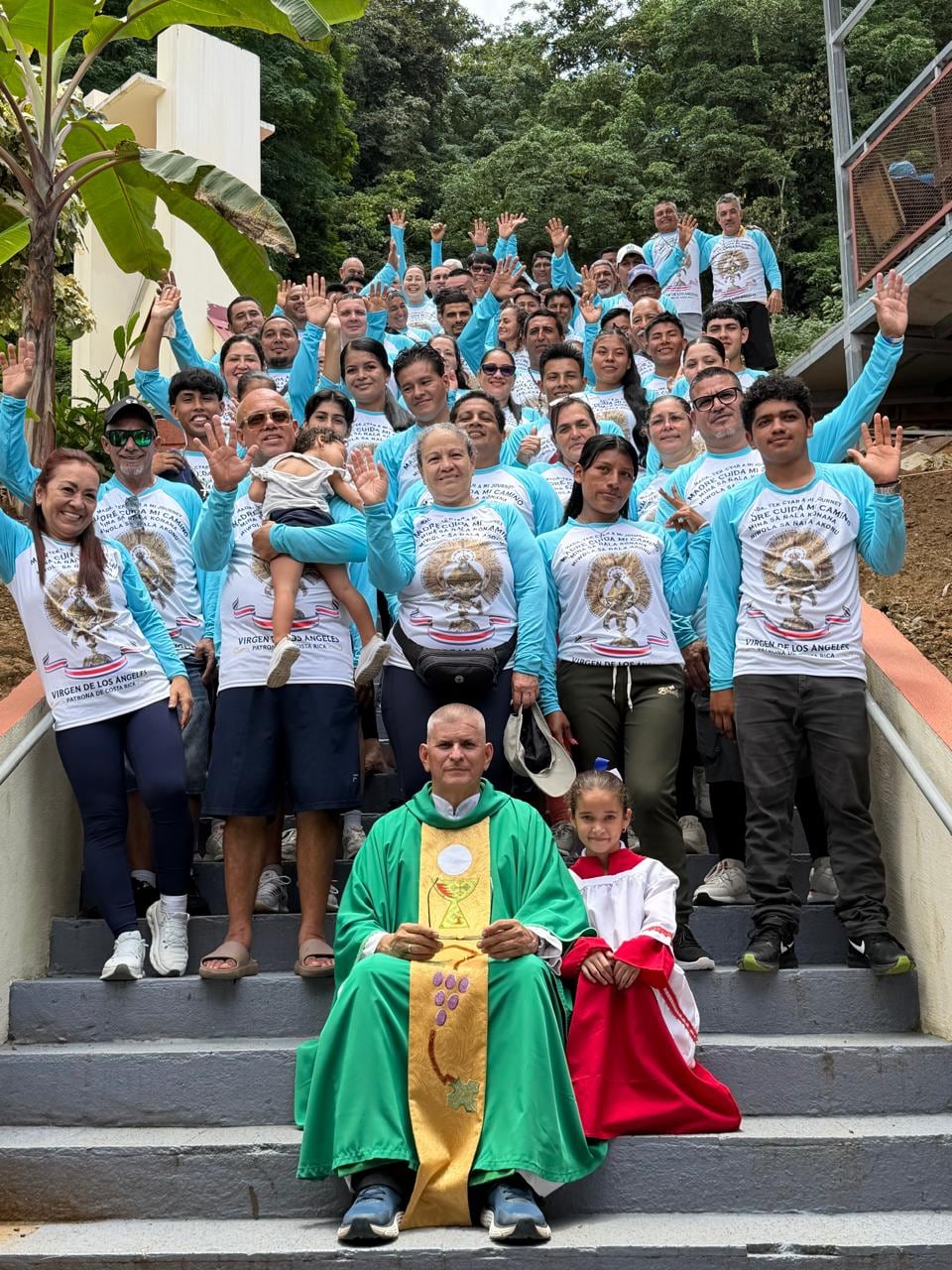Tres generaciones peregrinan, más de 200 kilómetros, desde Talamanca hasta donde La Negrita. La foto oficial de la salida desde la parroquia San Antonio de Padua en Bribri.