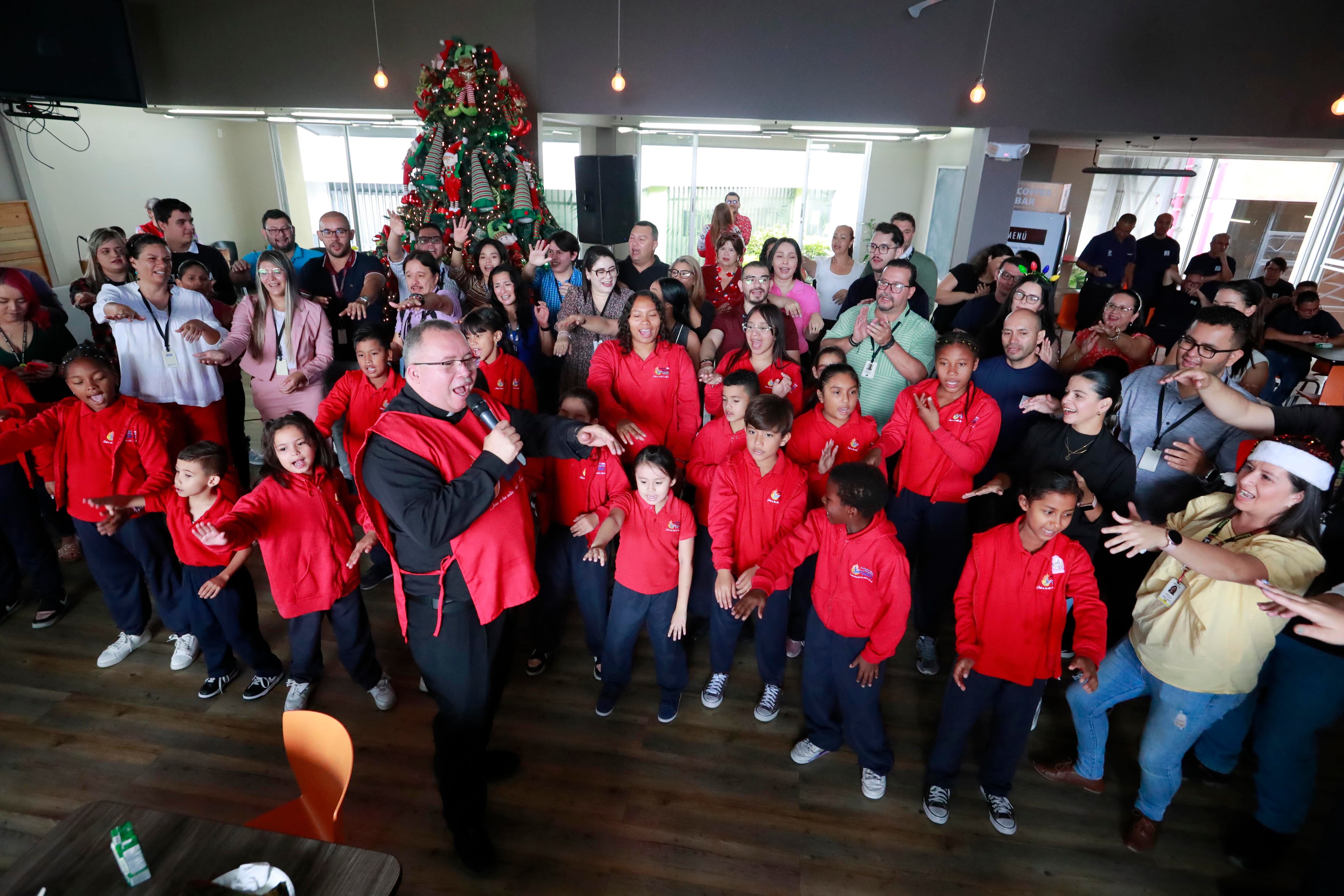 En medio de un tremendo ambiente navideño de solidaridad Grupo Nación disfrutó este miércoles 6 de diciembre de su tradicional tamaleada organizada por la Asociación Solidarista de Empleados de Grupo Nación (ASENACSA).