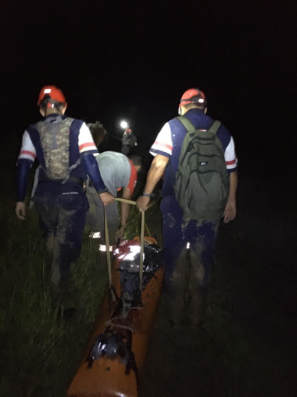 Cruzrojistas atienden a hombre que sufrió caída en Turrialba. Foto Cruz Roja.