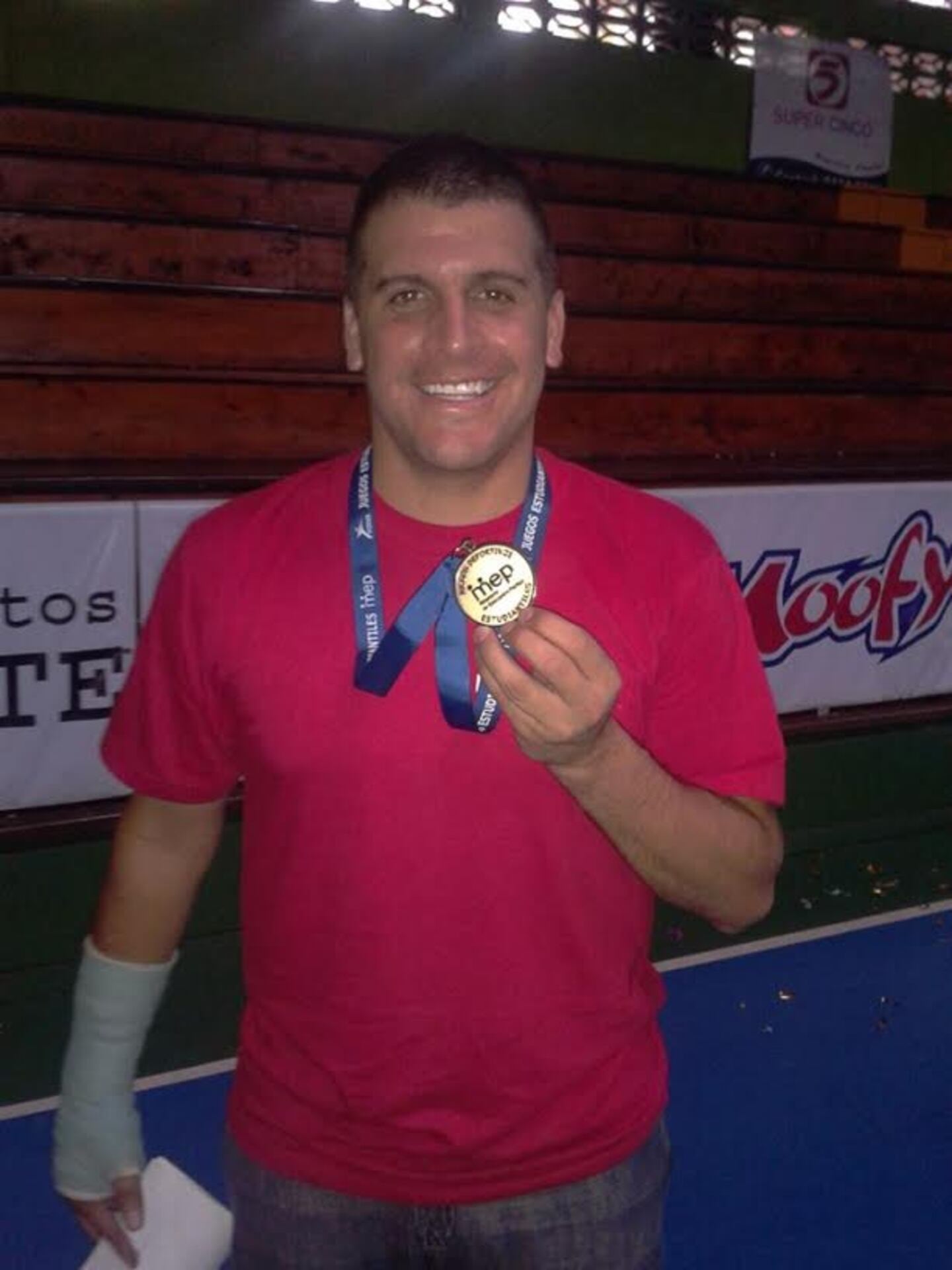 Warren Granados se dedicó a entrenar baloncesto tras su retiro del fútbol.