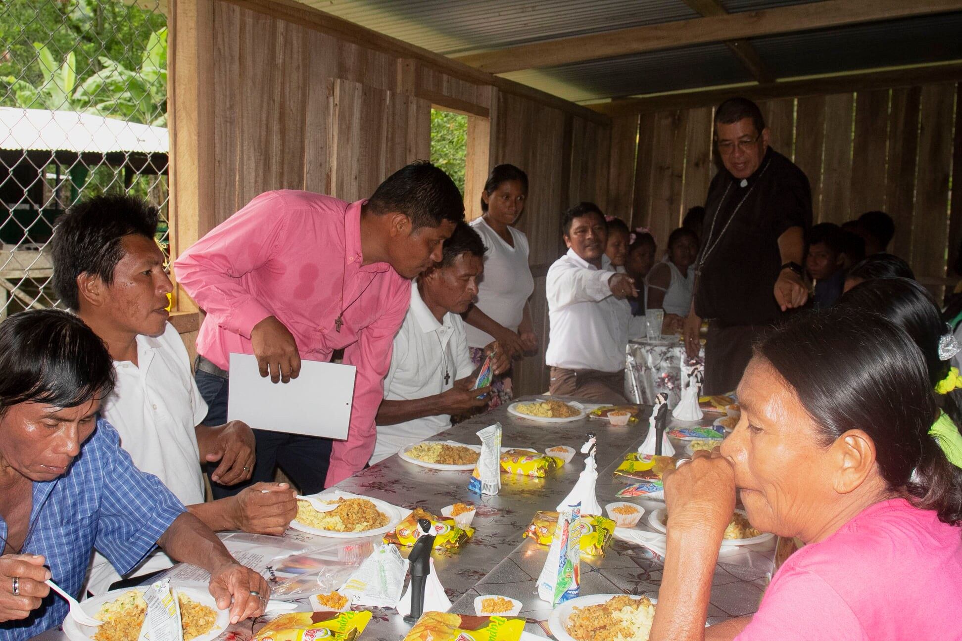 Desde antes de la pandemia, 30 parejas del pueblo indígena Cabécar, del Valle La Estrella, en Talamanca, Limón, le informaron a la iglesia católica que querían cumplir con el sacramento del matrimonio y se casaron el pasado 23 de abril: 9 en Alto Cuen y 21 en Bella Vista.
