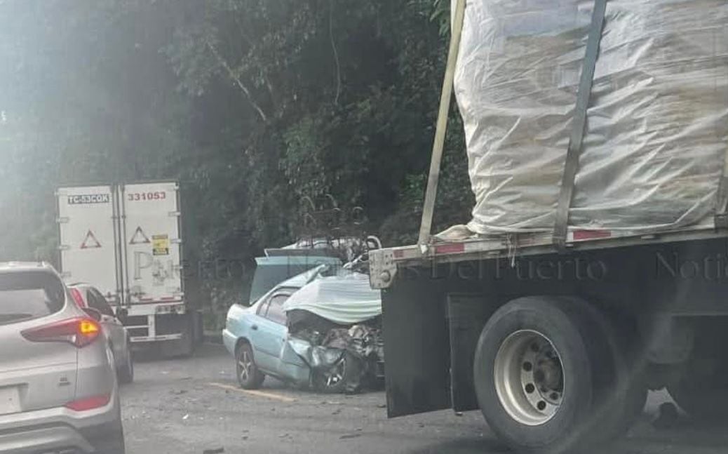 Dos hombres mueren dentro de carro que colisionó contra camión en Tárcoles, Garabito.