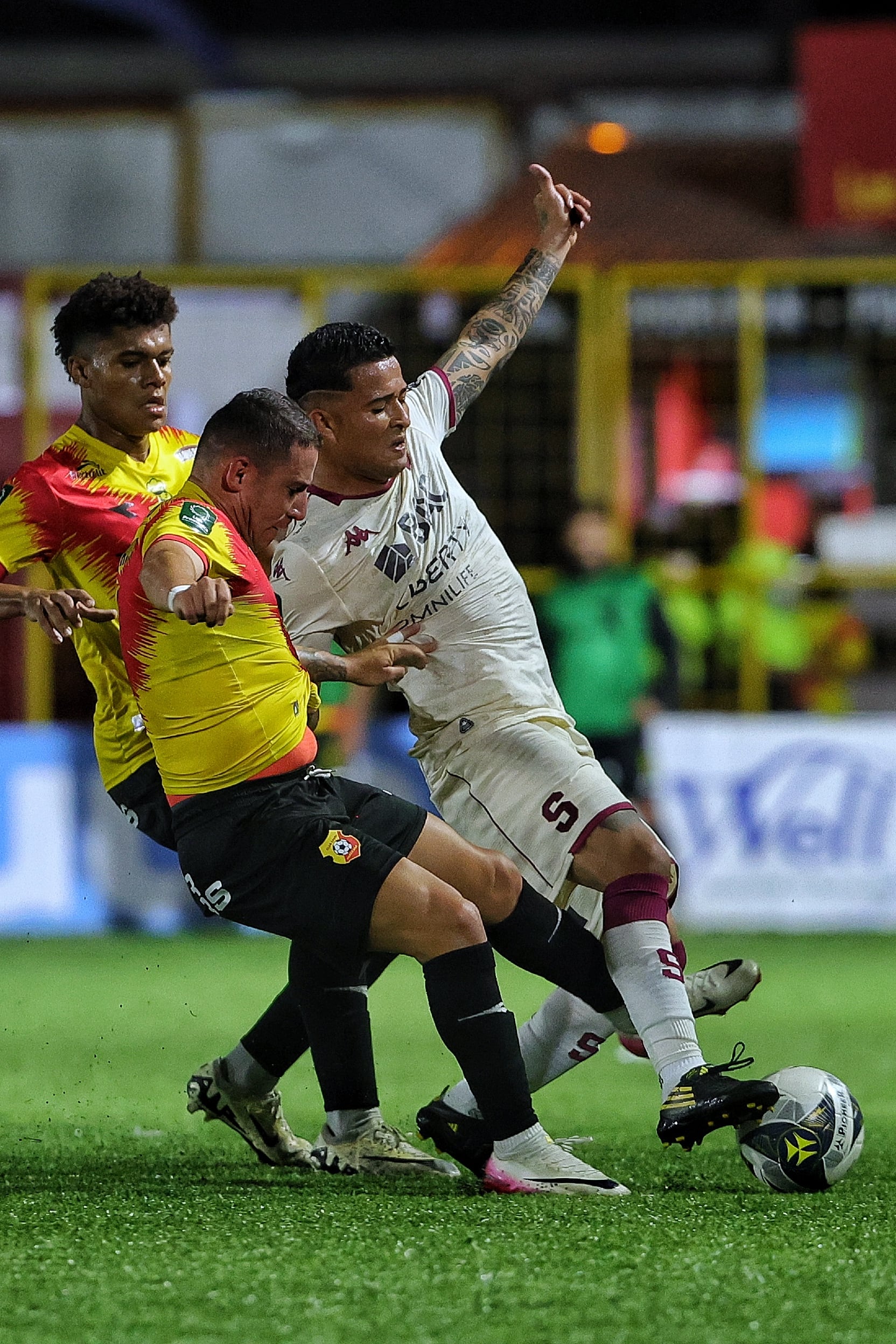 17/09/2025/ Juego entre el Club Sport Herediano vs Saprissa por el torneo apertura 2025 de la Liga Promerica en el estadio Carlos Alvarado / foto John Durán
