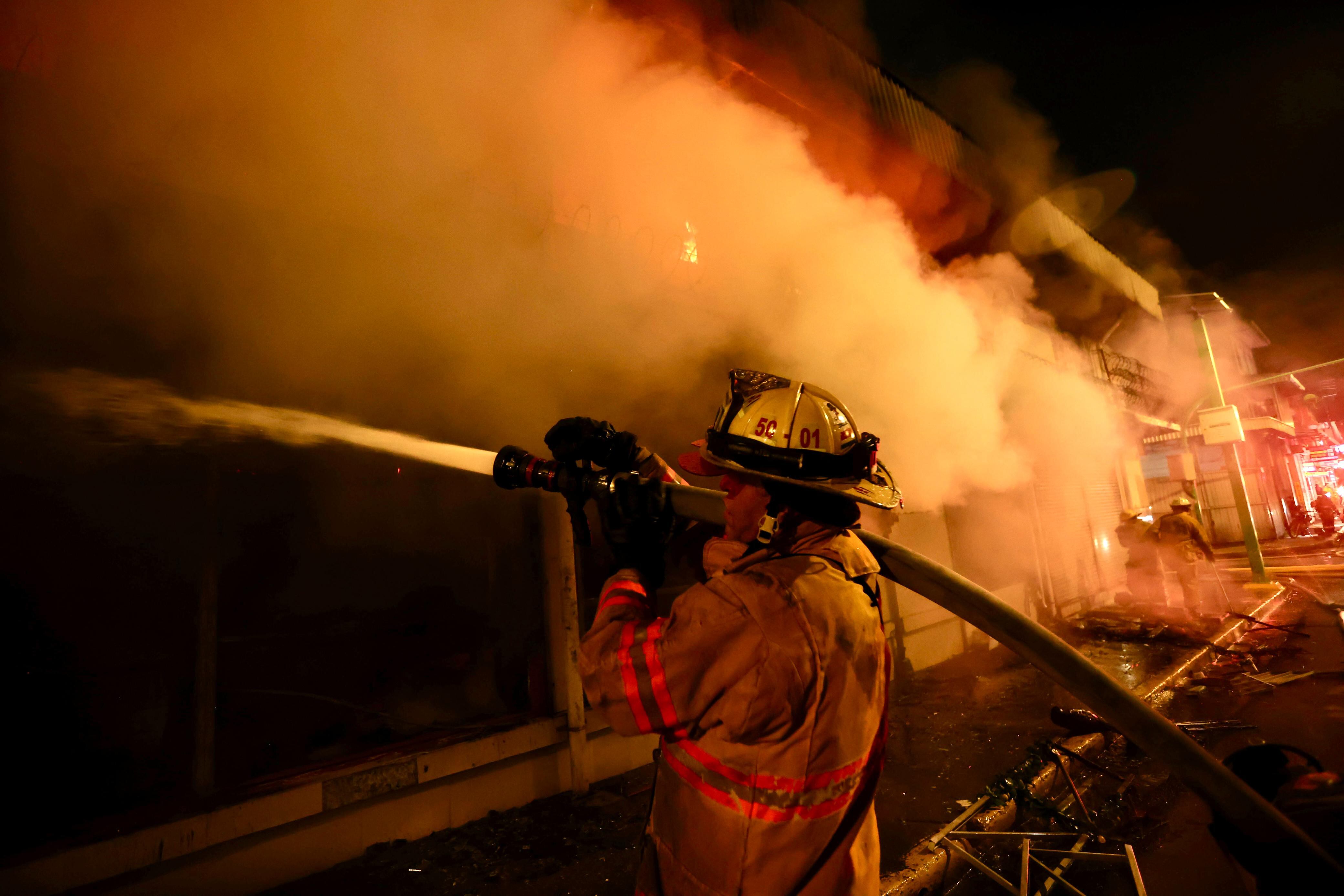 El Cuerpo de Bomberos atiende un incendio en una cuartería ubicada en San José centro,