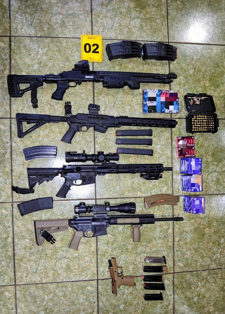 Una denuncia por amenazas durante un aparente conflicto entre vecinos terminó con el decomiso de un arsenal de seis armas de fuego y unas 4000 municiones, en El Invu Las Cañas, en Alajuela. Foto: OIJ