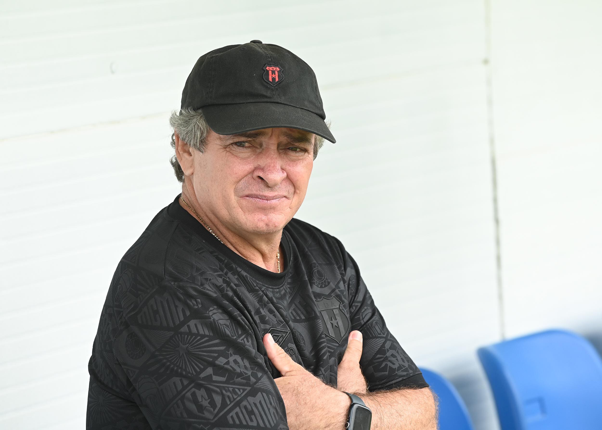 04 de mayo del 2025. Estadio de Piedades de Santa Ana. 11:00 hrs. Jornada 21 del Torneo de Clausura 2025 del Campeonato de Fútbol de Primera División.  El equipo descendido, Santa Ana, enfrenta a la Liga Deportiva Alajuelense que disputa junto a Heredia y Cartago el primer lugar de la tabla de posiciones.  El técnico manudo Oscar Ramírez presenta su propuesta que lo llevará hasta las instancias finales. En tanto el equipo de Santa Ana cumple con el programa del campeonato en dos partidos más a pesar de que ya descendió a la segunda categoría. Foto: Albert Marín