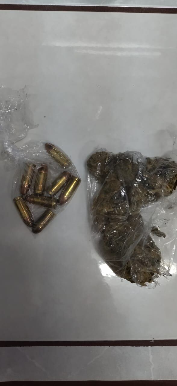 Los oficiales observaron cuando el dron soltó el paquete. Foto Justicia.