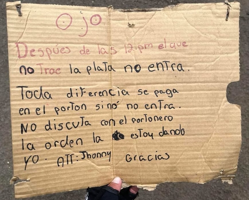 Este fue el cartel que habría sido escrito por un tal Jhonny.