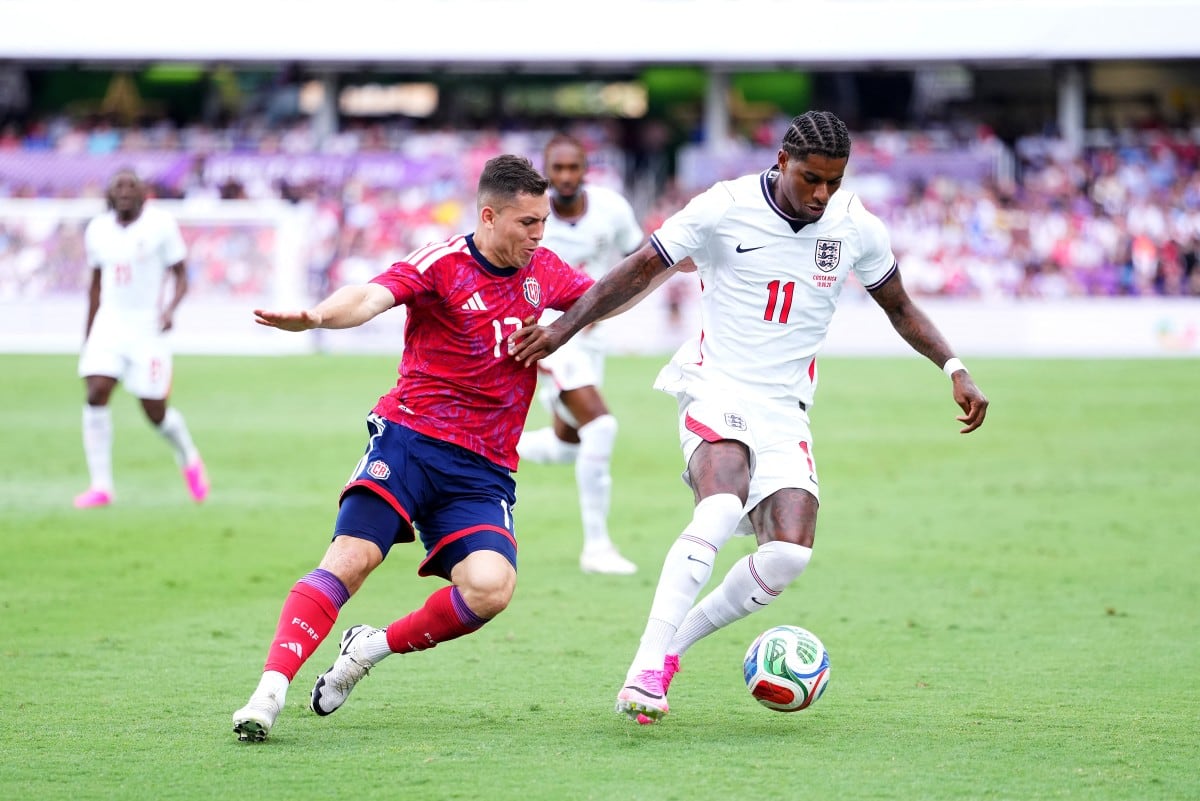 Marcus Rashford de Inglaterra controló un balón frente a la marca de Carlos Mora, seleccionado de Costa Rica.
