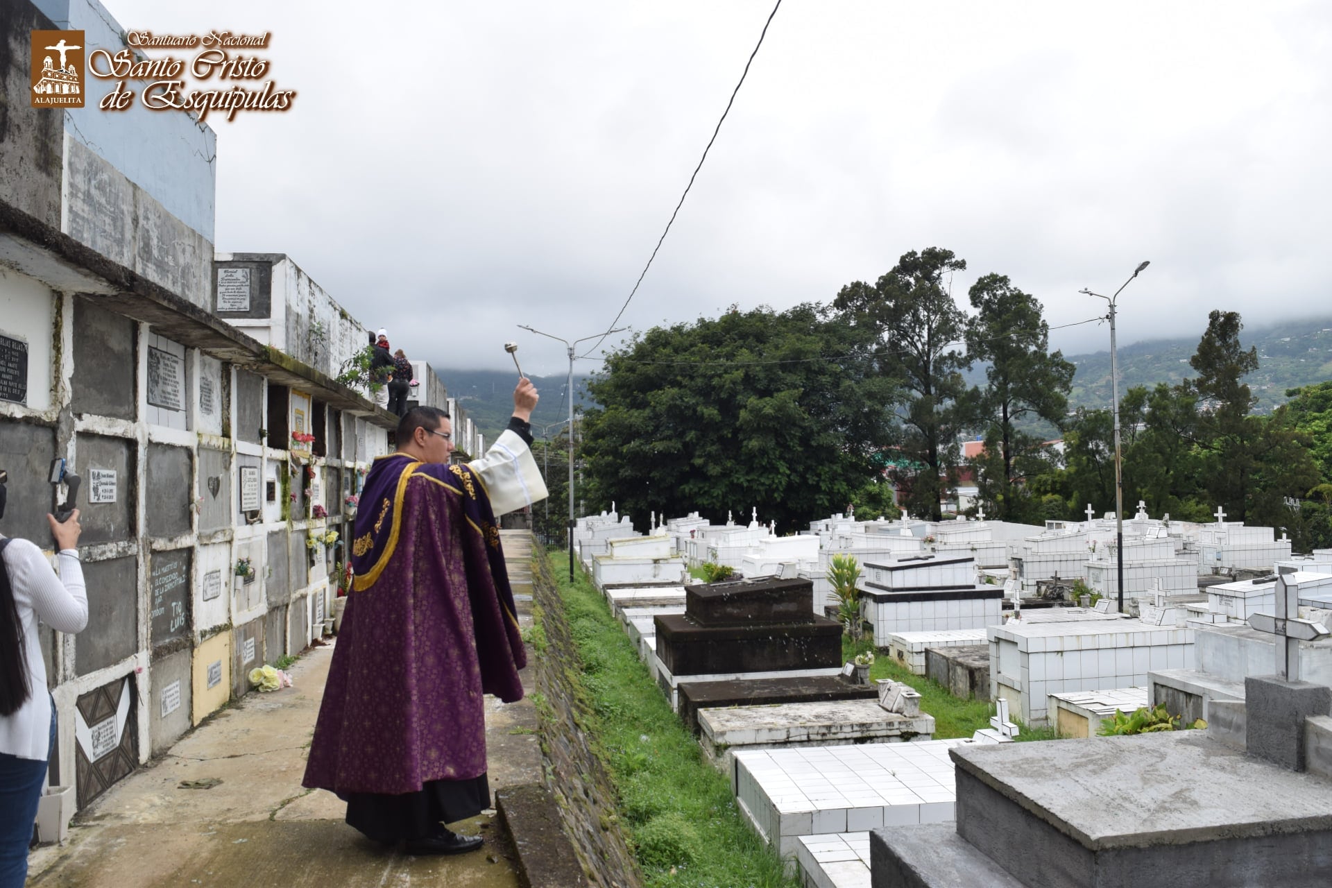 Luis Paulino González, vicario del Santuario Nacional Santo Cristo de Esquipulas en Alajuelita, bendice las lápidas del cementerio municipal de la comunidad