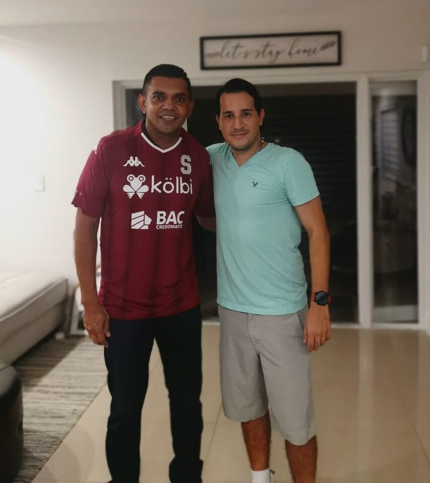 Amado Guevara parece chiquito con juguete nuevo. Cortesía.