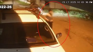 Video muestra a los dos hombres que habrían causado la muerte de inocente tras desatar balacera contra carro