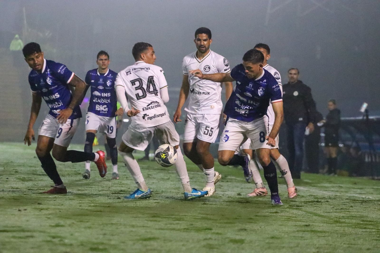 Douglas López de Cartaginés (8) disputó el balón contra el jugador de Sporting, Santiago Row (34).