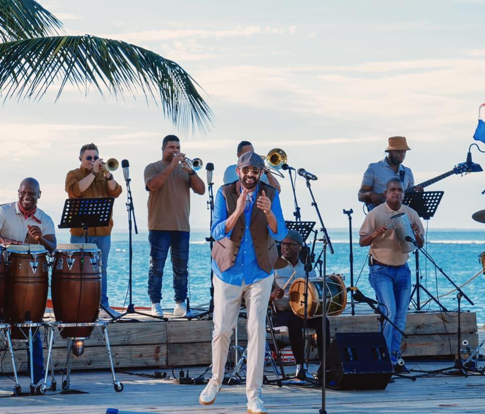 El costarricense Ernesto Núñez Chacón tiene 38 años, es trompetista y desde el 2010 es integrante de la 4.40, la banda del cantautor dominicano Juan Luis Guerra quien el pasado 14 de noviembre se ganó 4 grammies más para un total de 28.